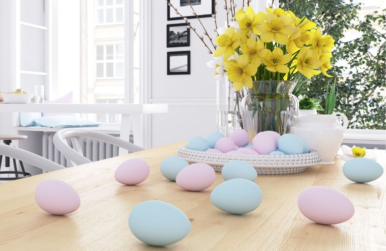 Farbana uskršnja jaja na trpezarijskom stolu.