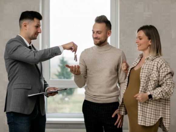 Ugovor o kupoprodaji nepokretnosti: Pravna pravila i obavezni elementi