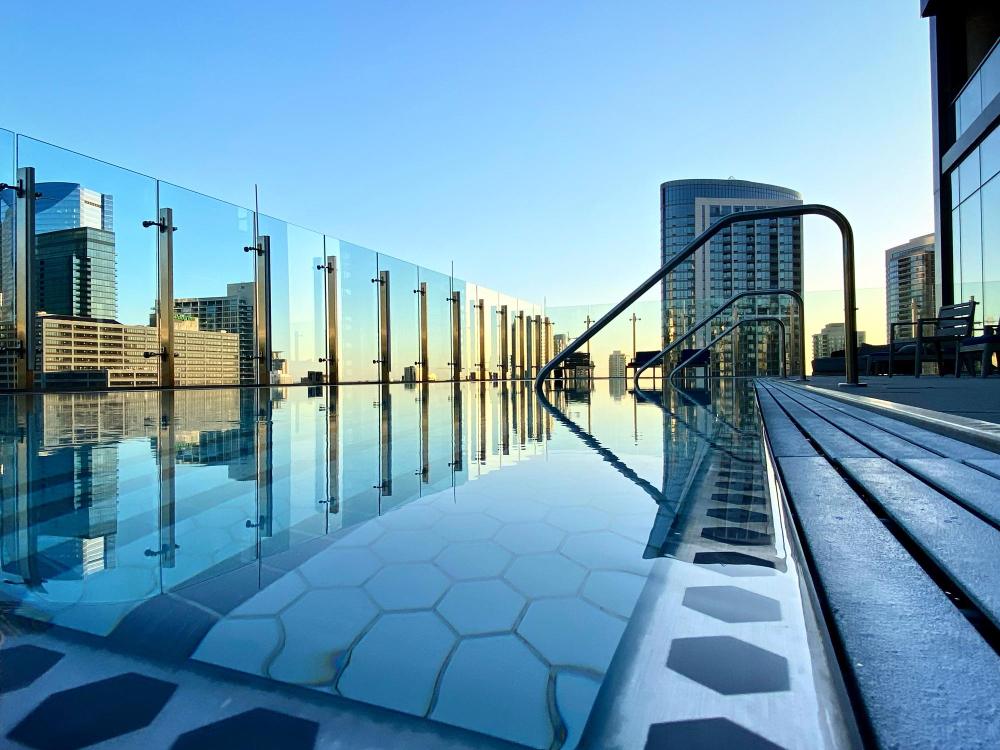 Krov zgrade sa puno staklenih površina