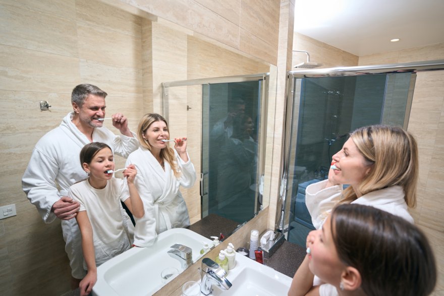 Porodica pere zube u kupatilu