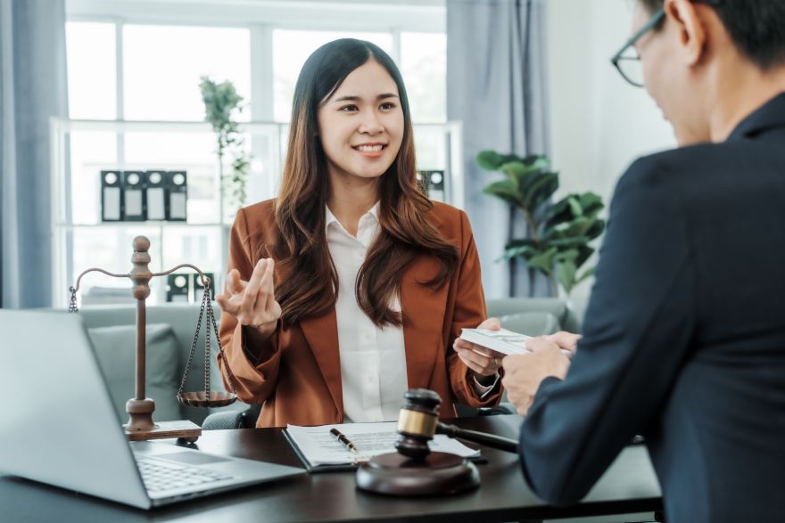 Advokat sa klijentom u kancelariji