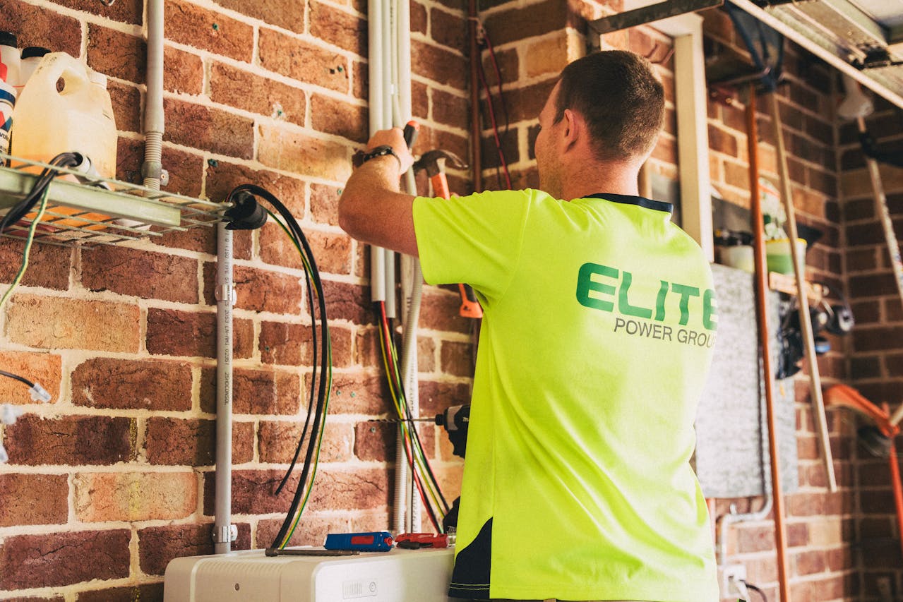 Električar radi na instalacijama