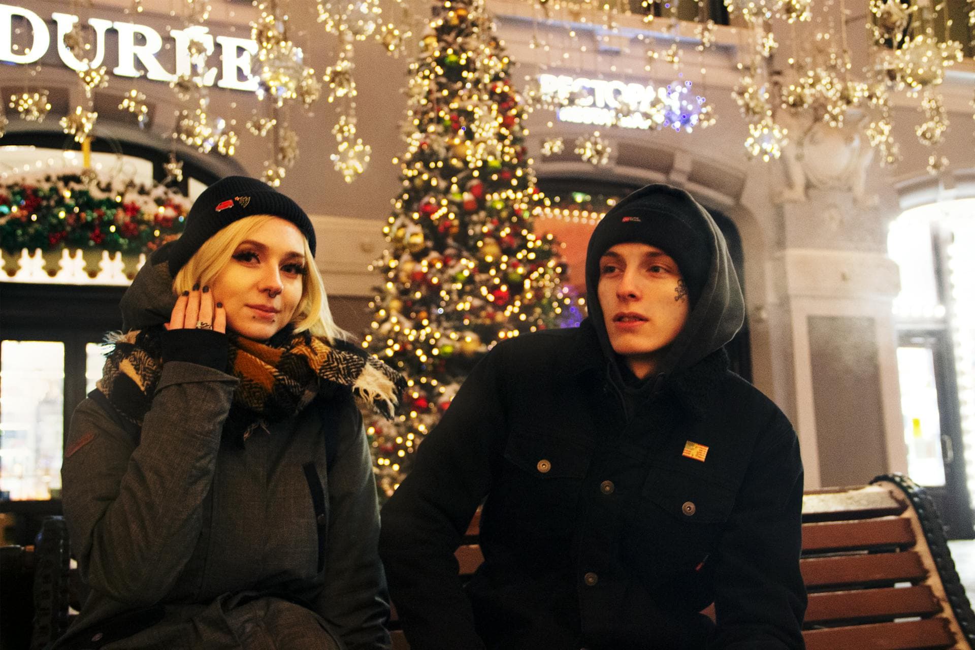 Mladi par na novogodišnjem putu