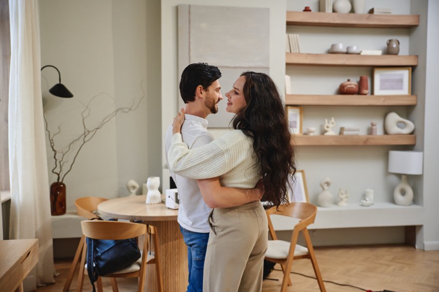 Par se grli u sobi unutra