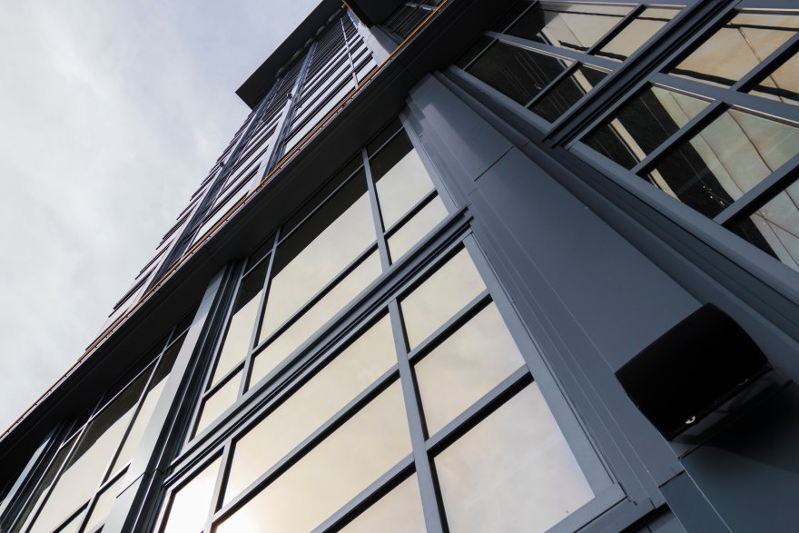 Soliter sa puno prozora